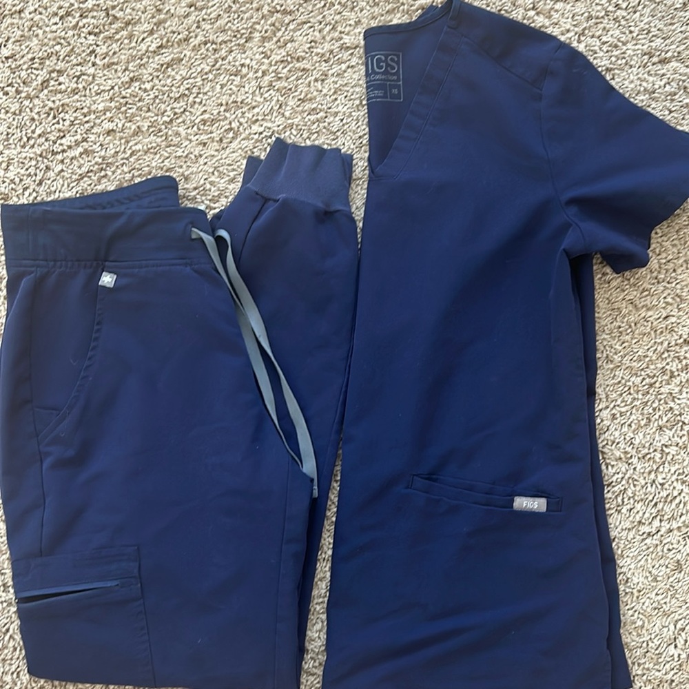 Figs navy scrubs. Size XS. Jogger style and vneck scrub top
